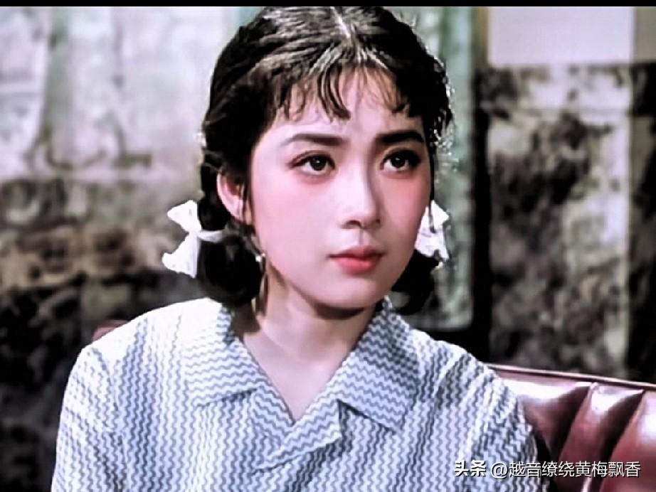 龚雪是八十年代公认的第一美女，这是她在电影处女作《祭红》里留下的影像。在那个年代