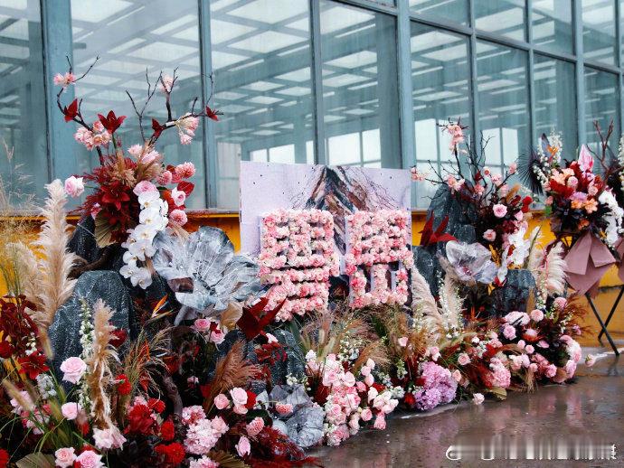 易烊千玺演唱会 粉丝应援开始了 一片红 ​​​