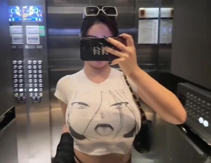 短裤热辣显活力。  