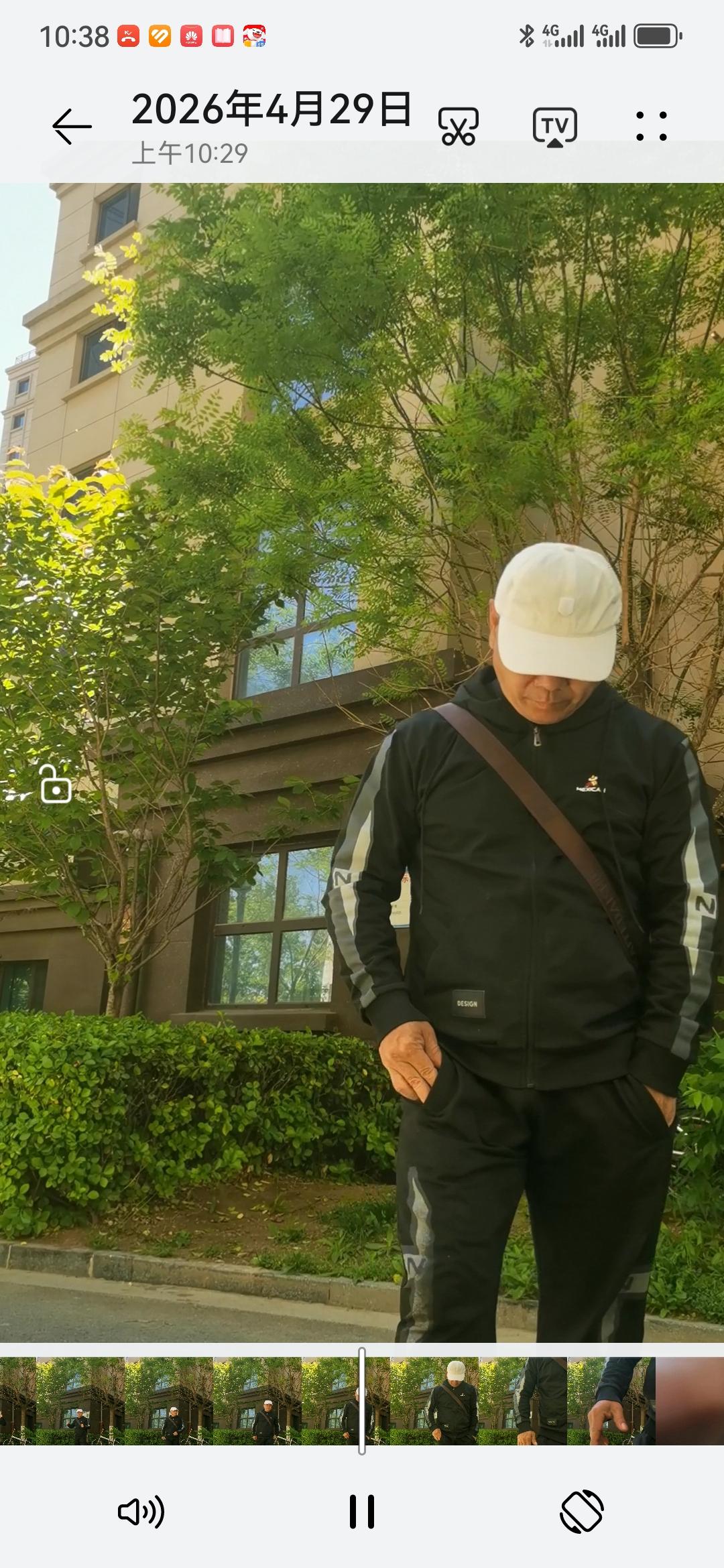 问十个女子：你愿意陪一个男人吃苦吗？有九个都会回答：不愿意。

     而现实