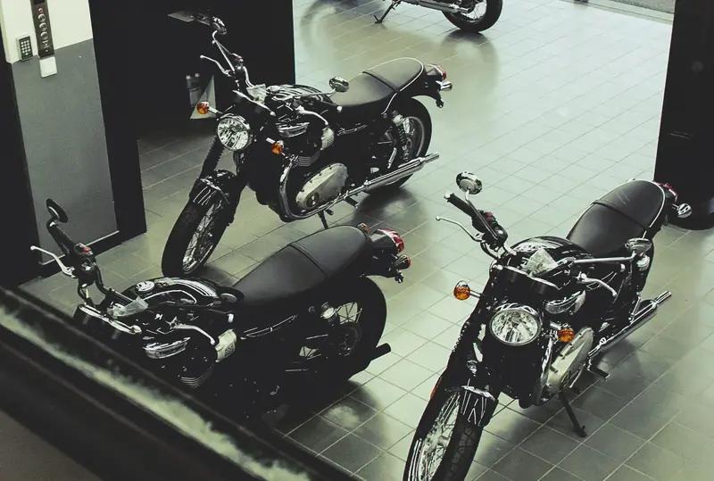 张雪的经历证明，极致的理想主义与商业成功并非对立，他的个人品牌也吸引了嗅觉灵敏的