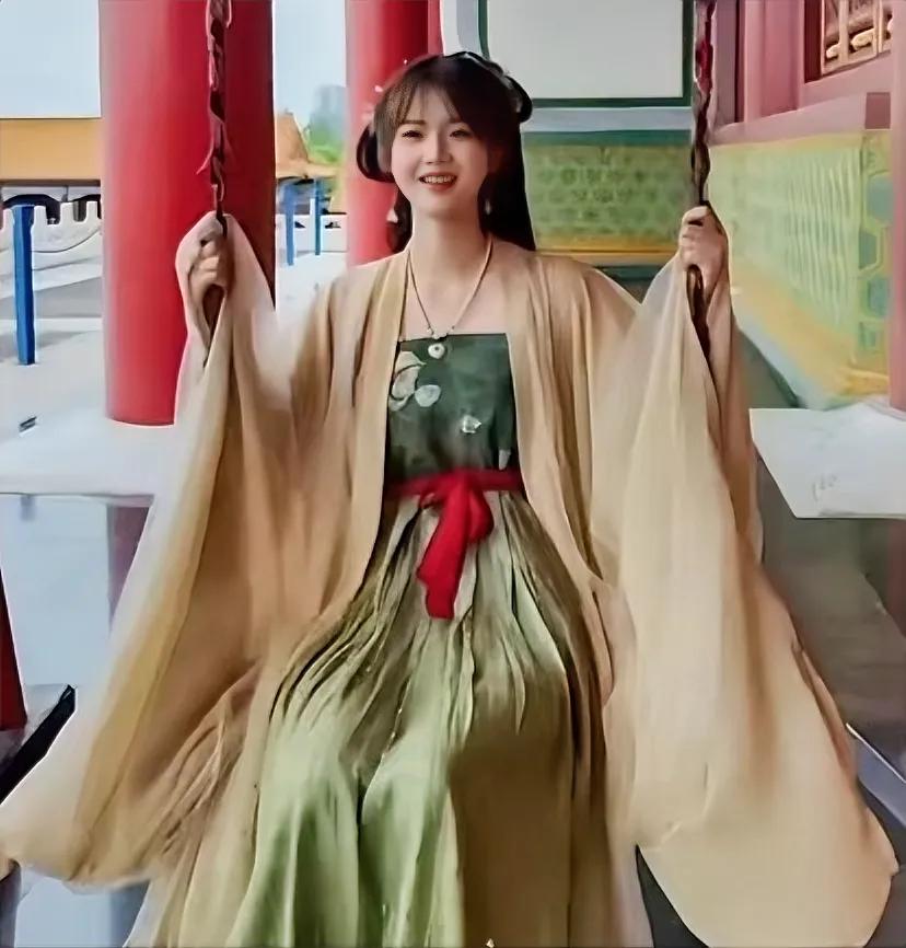 够养眼吧！徐枫灿粉墨登场啦，你看，像不像古装戏中的美女？还别说，穿上古代衣服的徐