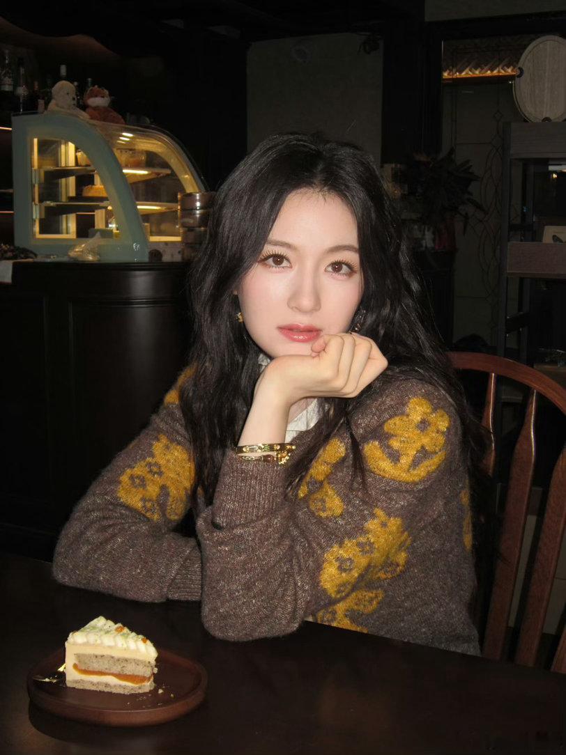 李兰迪生图vs精修图李兰迪生图和精修有什么区别网友晒出李兰迪原相机生图，对比官方