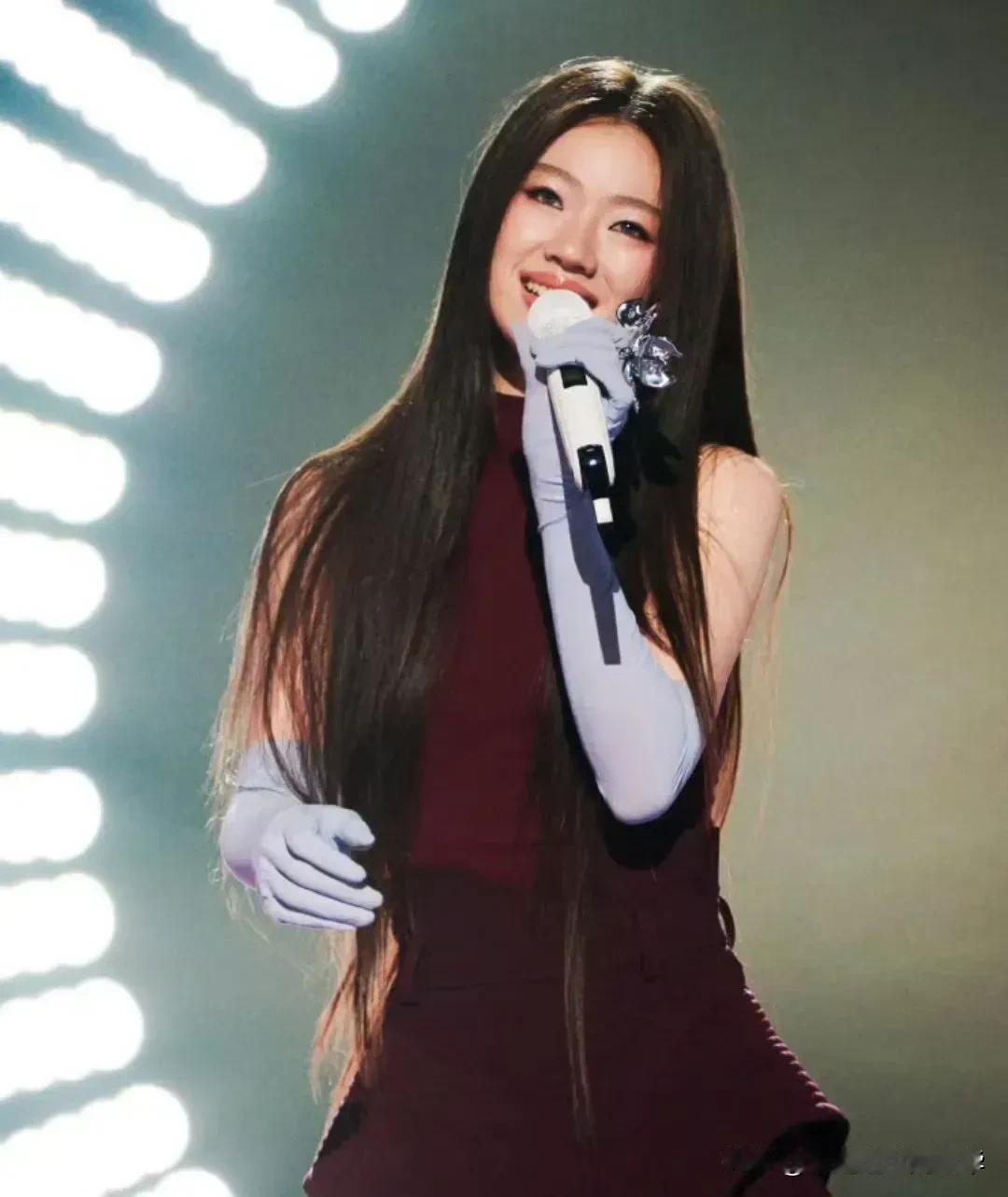 歌手舞台单依纯一曲李白，唱的真绝了，
瞬间感觉李荣浩唱了个假李白，
单依纯唱的这
