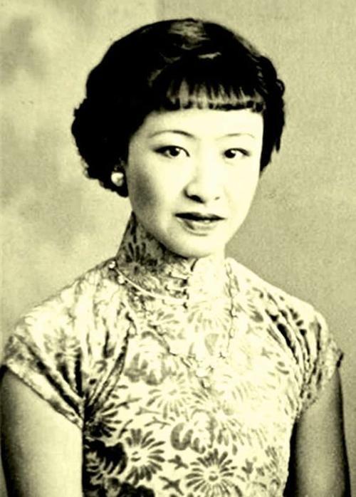 1955年，章士钊在北京菜市场闲逛，看到一卖卷烟的妇女，大吃一惊，连夜就给毛主席