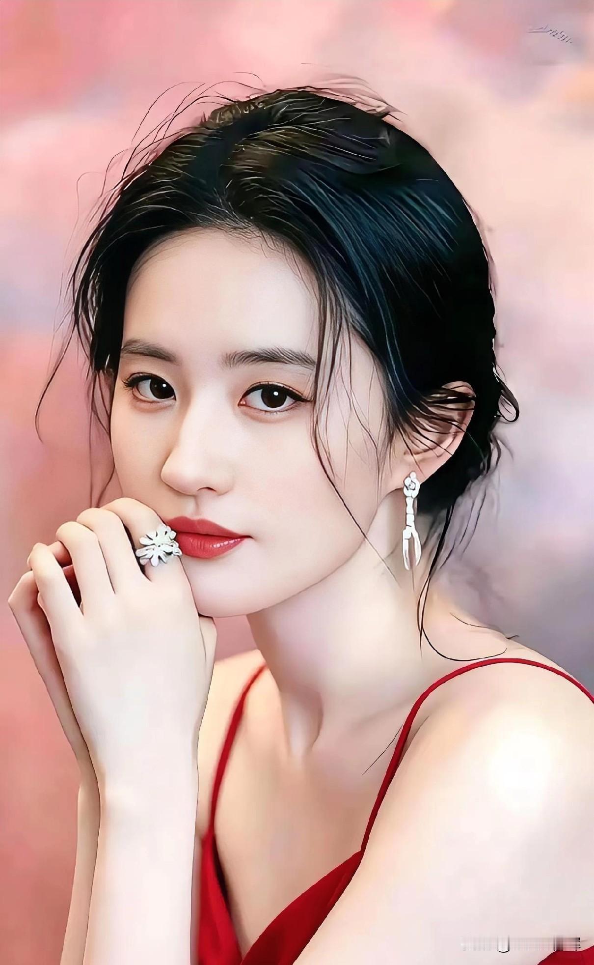 红裙曳柔光，玉指拈花影，笑眼漾春芳。