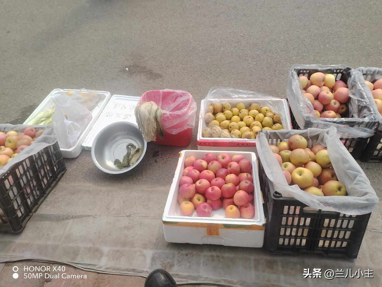 今天升温了，又来市场贩卖人生。货并不多了，但是卖的还可以，都是回头客。今天带了两