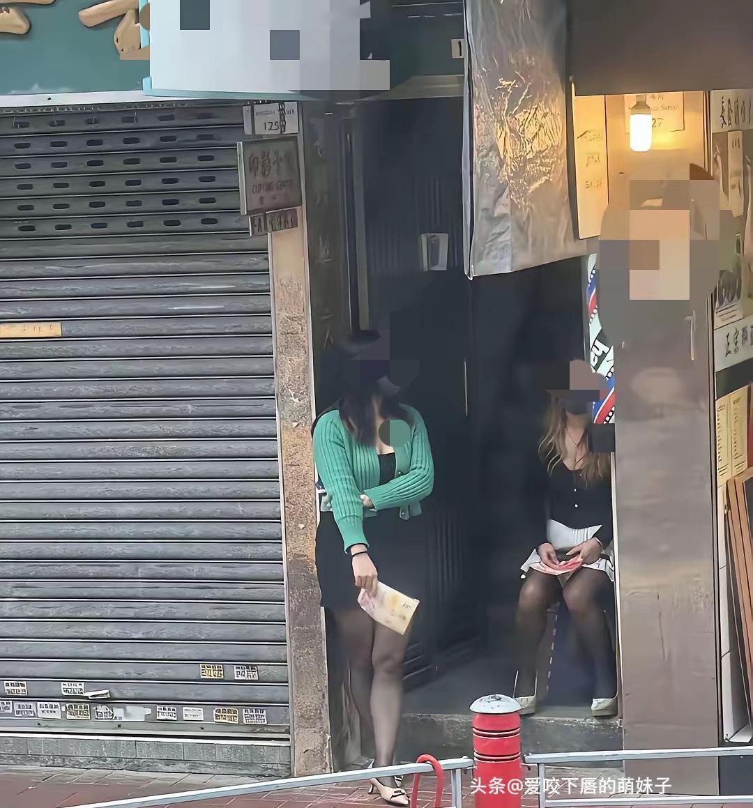 香港旧巷的卷闸门还没醒，绿灯衫影子贴在墙沿，巷弄里的故事，都藏在没拉开的铁格里。