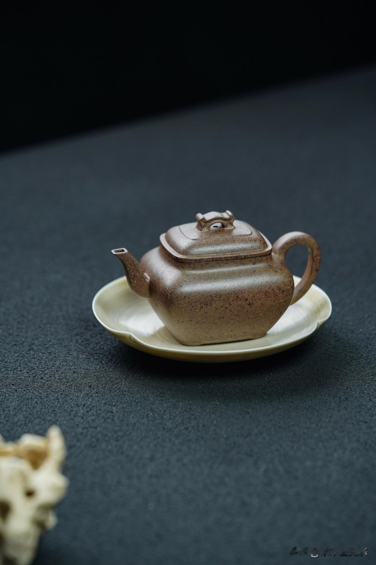 安装工艺
在外形上，从壶的侧面看，壶口、壶嘴和壶把的上端面应该平齐;从上面看，壶