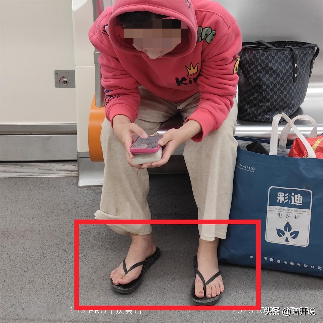 女孩这一身装扮，上半身过冬天，下半身还停在夏天，不知道是真冷还是真热！网友:夏天