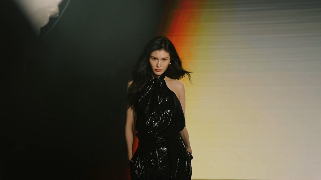 何穗复出新状态给到一个夯 超模何穗最近复出动向频频，和《时尚芭莎》一起为全新腾势