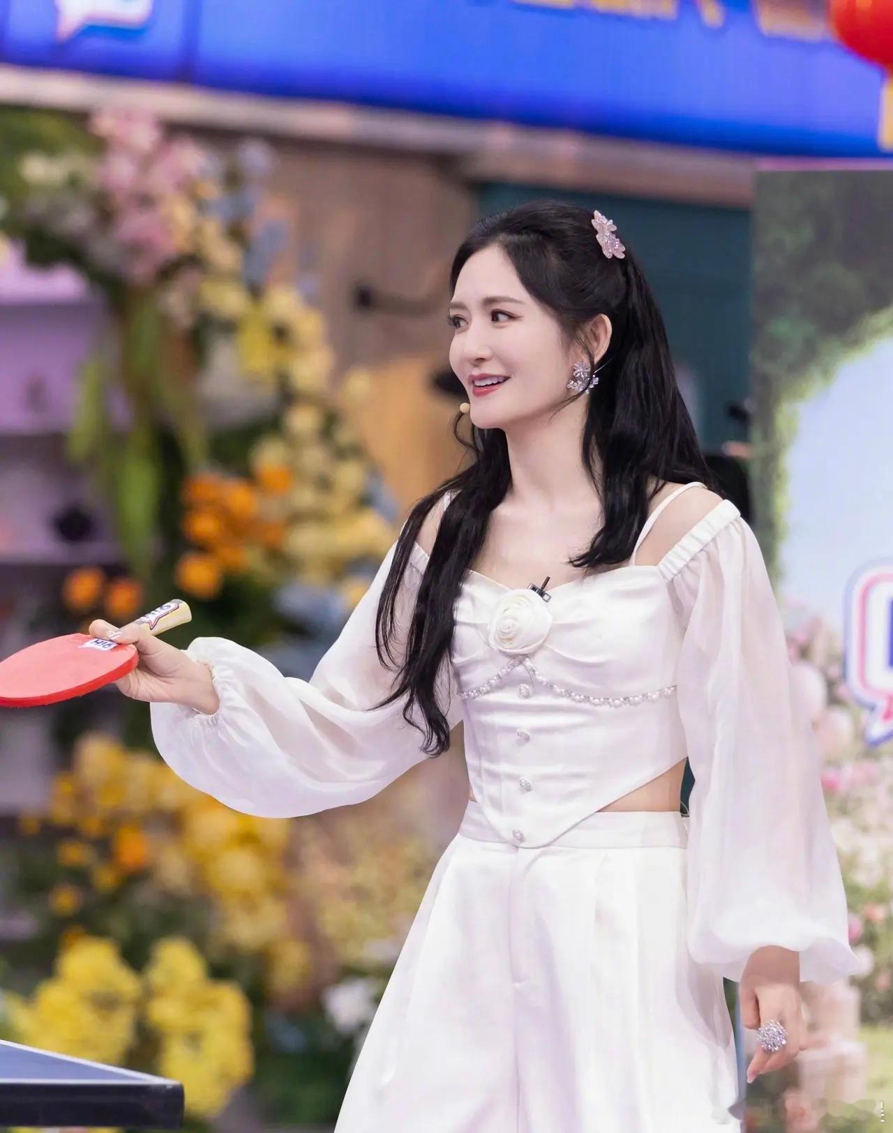 1.谢娜一直在准备儿歌串烧，她打算在演唱会这个领域开辟出新的赛道。2.爱奇艺综艺