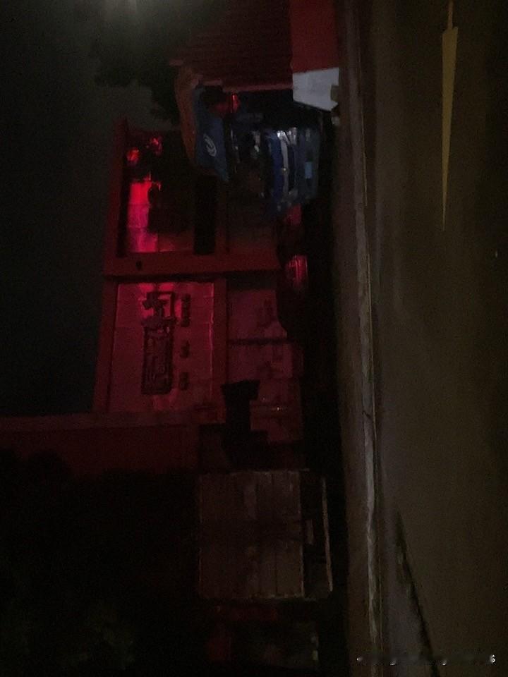 五天没有开工了，刚刚路边洗澡，现在坐在路边欣赏夜景！还不想睡，也不想回到那个狭小