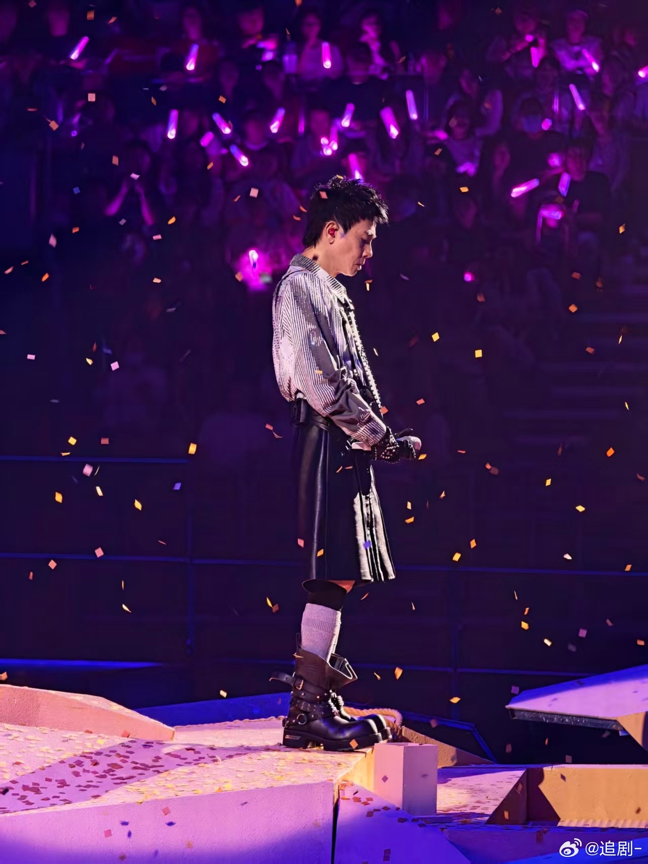 陈小春边哭边改陈小春BIGMAN人一个巡演 他觉都不睡就开始满场走位，拆装置装大