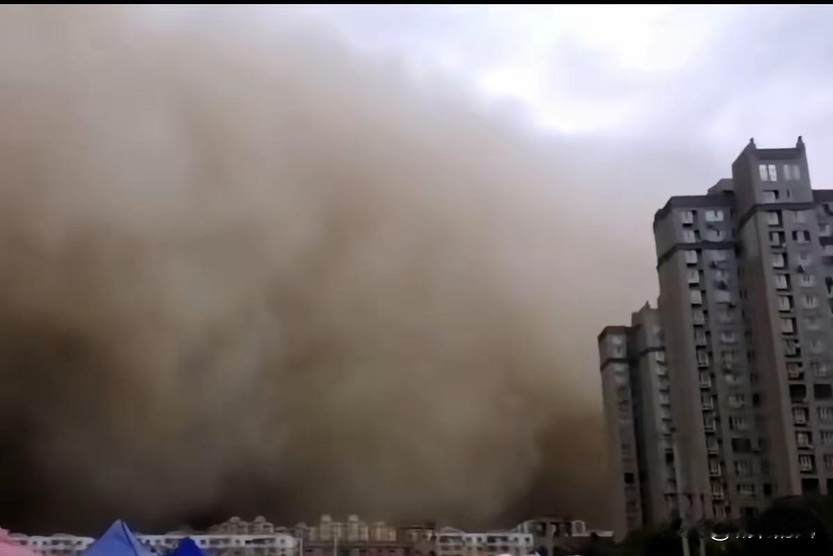 这样的天气你见过吗？太可怕了，那不是烟雾，是狂风卷着黄图滚滚而来，一瞬间就淹没了