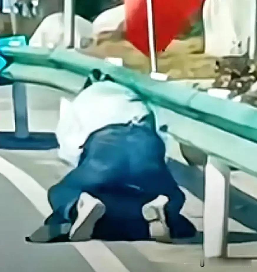 亲女儿碰见老爸开车带三妹玩，被女儿按在地上摩擦，真给老娘解气。

这天女儿出去逛