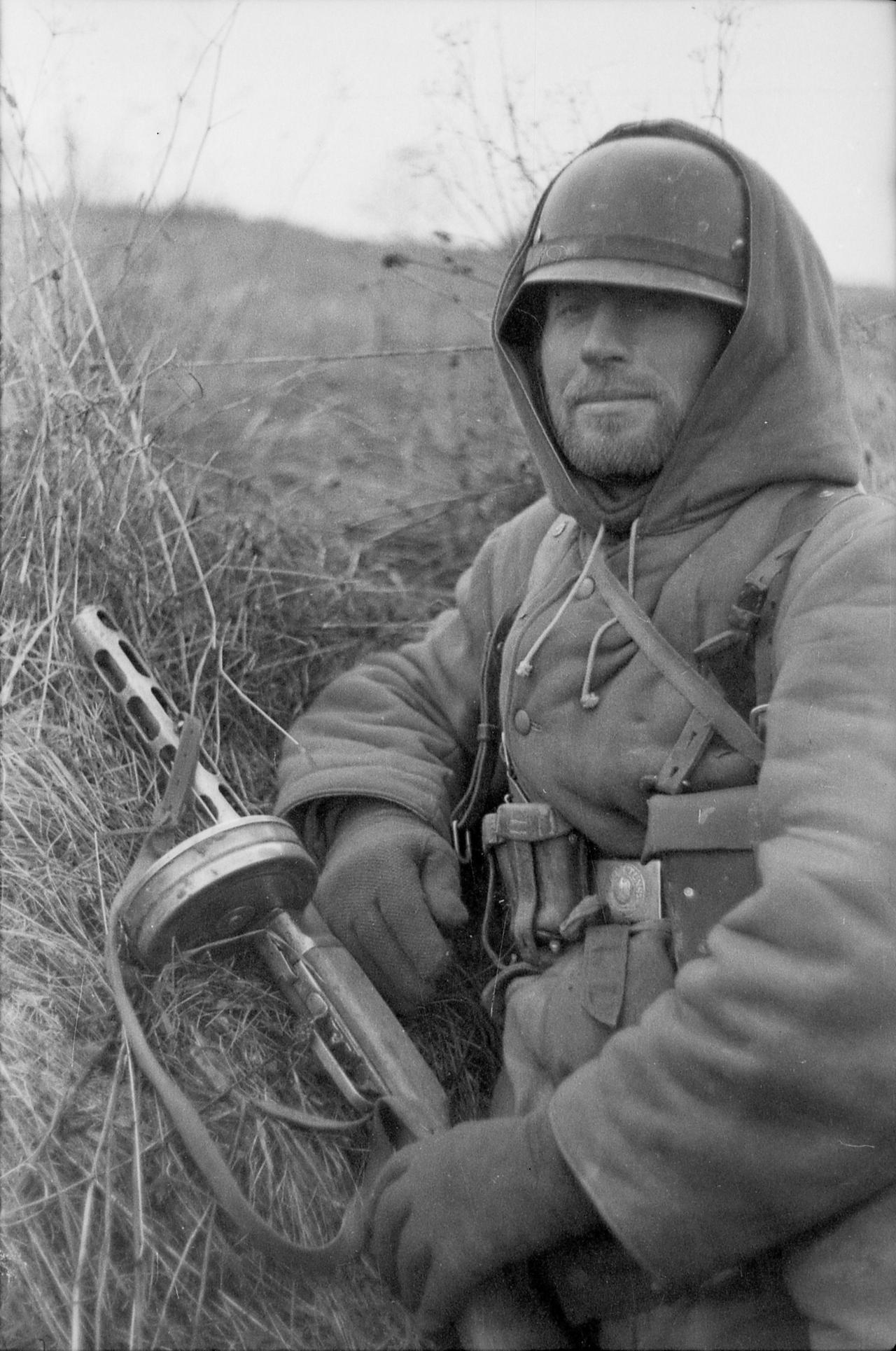 [呲牙] 在毛子地界，这身衣服在秋天还行，到了冬天一定会冻透的——1944 年，