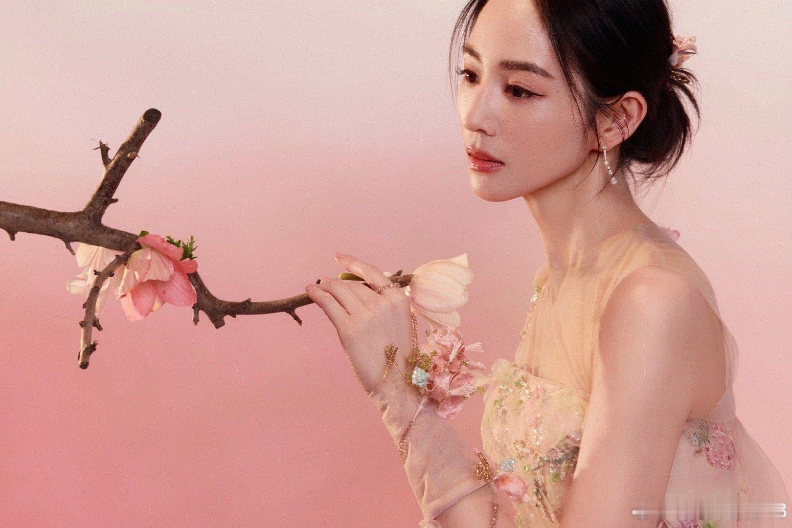 张钧甯背后好大一朵粉黛 张钧甯春晚造型杀疯了！身后粉黛如云，非遗装饰精致华美。她