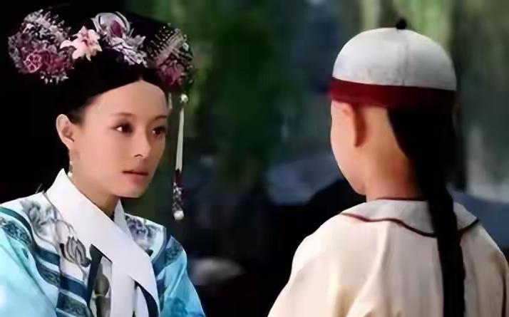 甄嬛临终前的第四日，亲手用毒药了结了槿汐的性命，缘由只是槿汐无意间讲错了一句不该