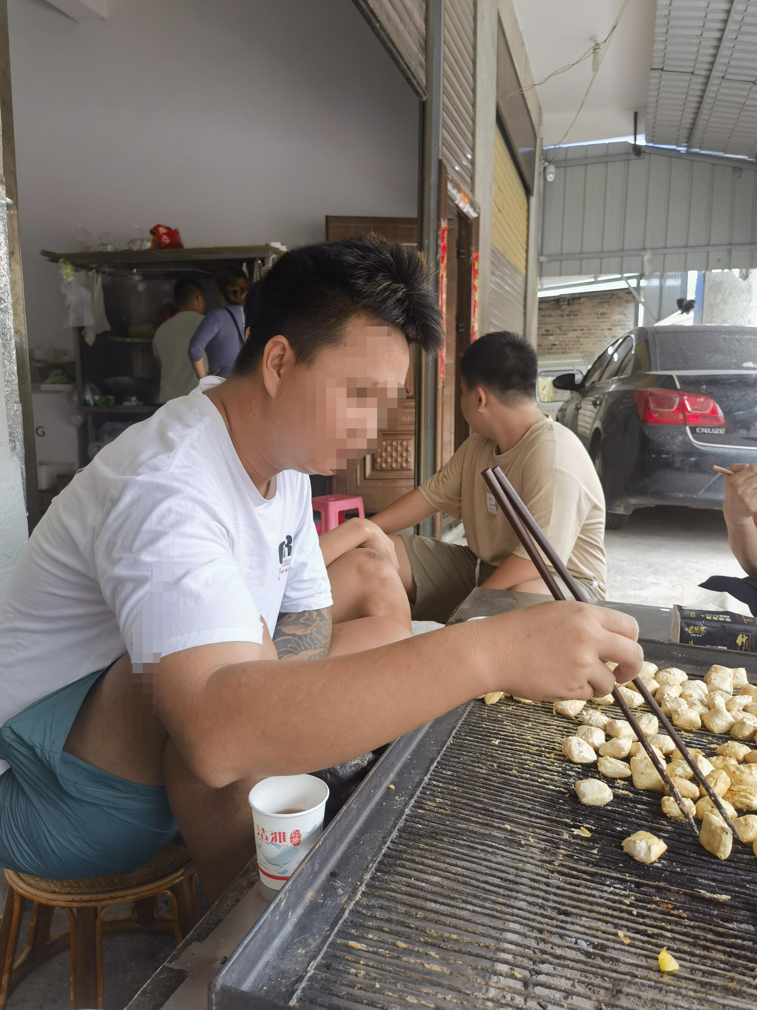 这不是老板，这是和我们一起吃石屏豆腐的客人，因为我们是外地客人，所以小伙子虽与我