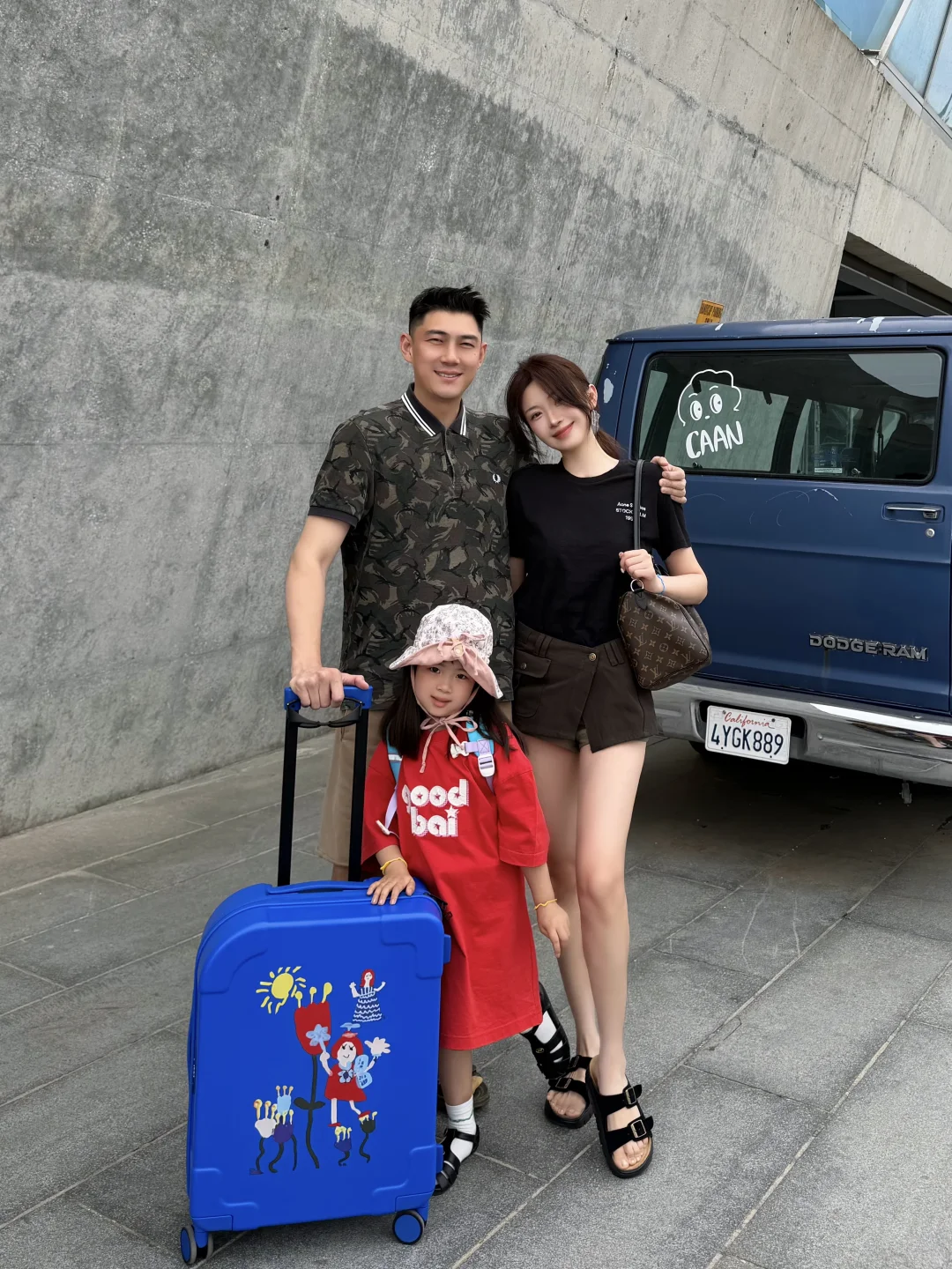 把5岁女儿随笔的画 做成独一无二的行李箱🧳