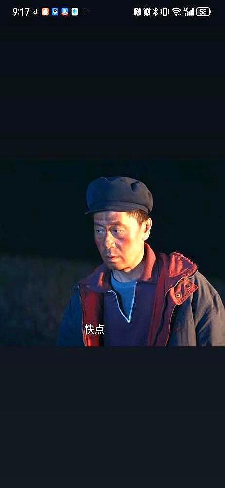 导演高原扒羊皮，顶流嫌盒饭没鲍鱼。
 
李雪裹着军大衣蹲在片场，手里道具刀还沾着