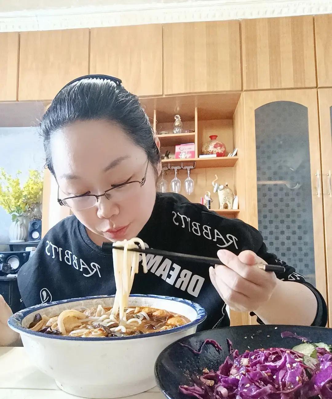 48岁大姐天天脑内放灾难片。

领导喊她进办公室，她先演完被裁员抱着纸箱哭。
