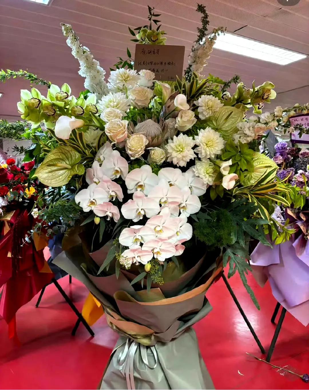 哈哈，“雷宇给《雷雨》送来了祝福”，胡军老师是会说的[捂脸]。
王一博给胡军话剧