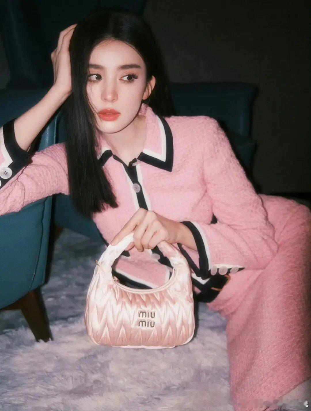 这才是miumiu真艳压，衬的衣服和包看起来好贵，没达到这个水平就别老想着菜鸟互