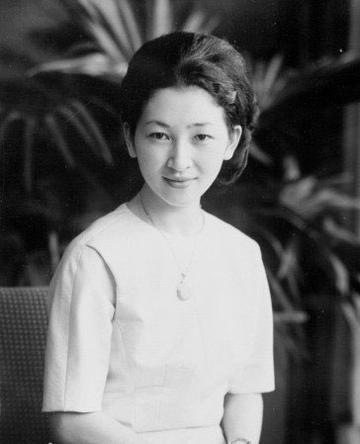1959年，美智子嫁给日本明仁皇太子后，被婆婆欺负得抑郁流产，割掉一根肋骨，一年