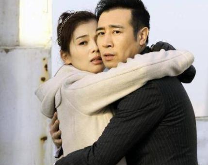 刘涛吻戏刚碰上于和伟，立刻被烟味呛到皱眉后退。
你以为是精心设计的浪漫桥段。
其