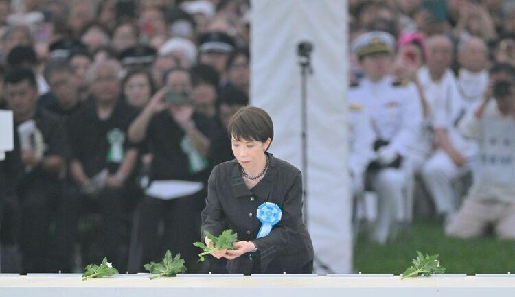 日本首相高市早苗首次访问冲绳，出席二战战殁者追悼仪式，却遭遇现场抗议。台下民众高
