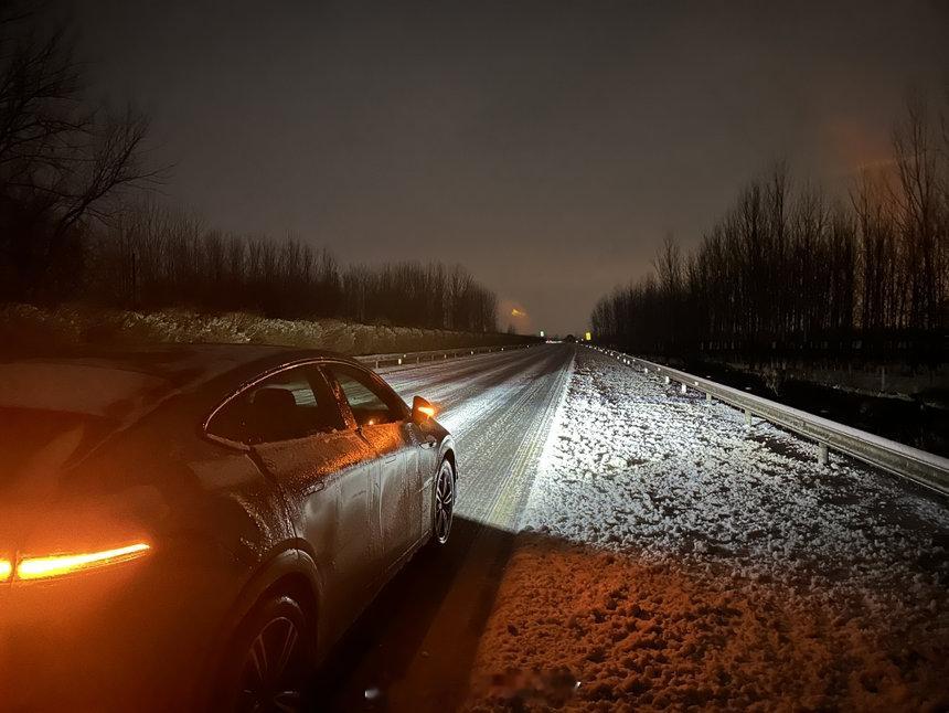 下雪天智能驾驶表现如何超级车主大v聊车 目前我体验过的几款带辅助驾驶的车中，雨雪