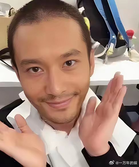 发现了吗？黄晓明跑个马拉松都戴帽子，不是因为天气太晒，也不是因为怕粉丝认出来，而