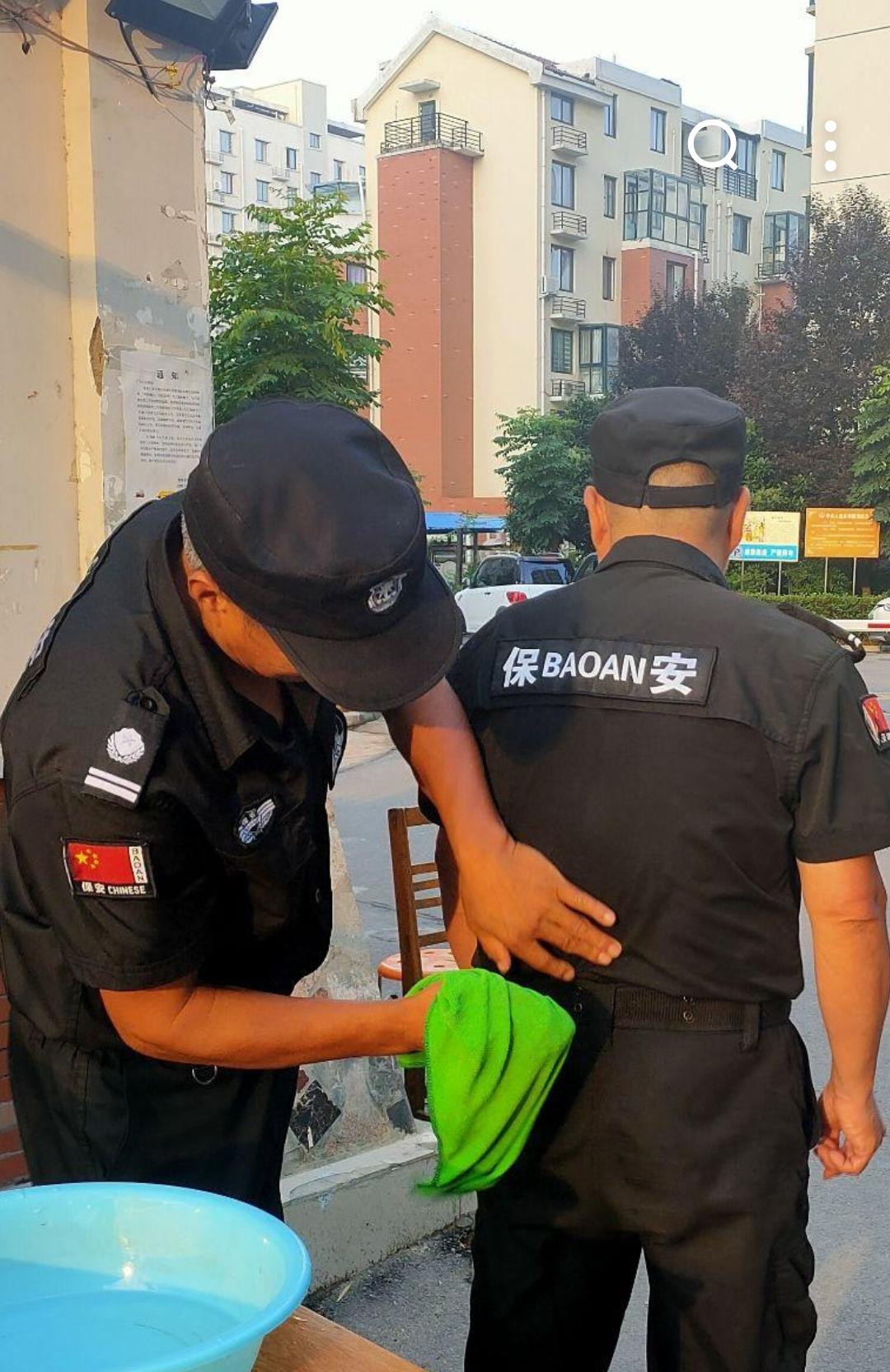 昨晚经理在保安工作群里发通知：要求所有保安在礼貌和服务工作上要上一个新台阶，要有