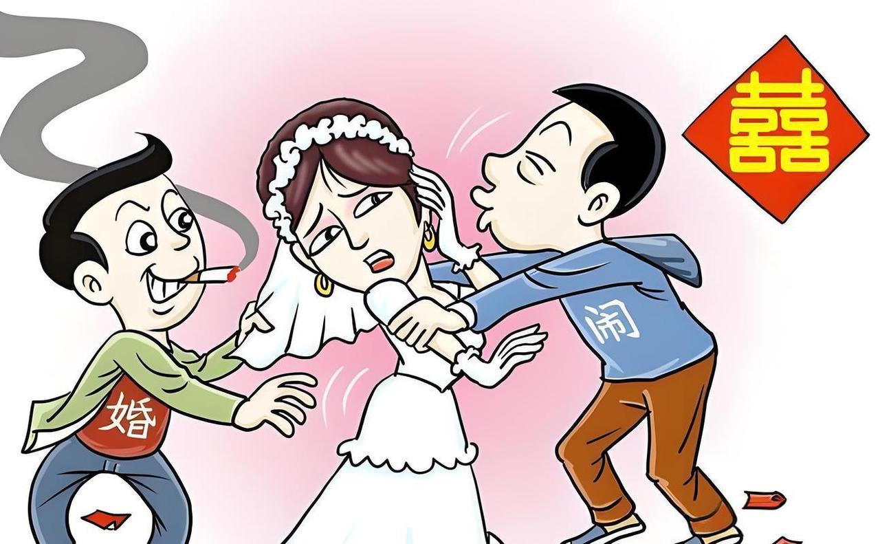 婚礼上，新郎被扒得只剩一条短裤，
浑身泼满酱油、扔满生鸡蛋，绑在树上。
周围一群