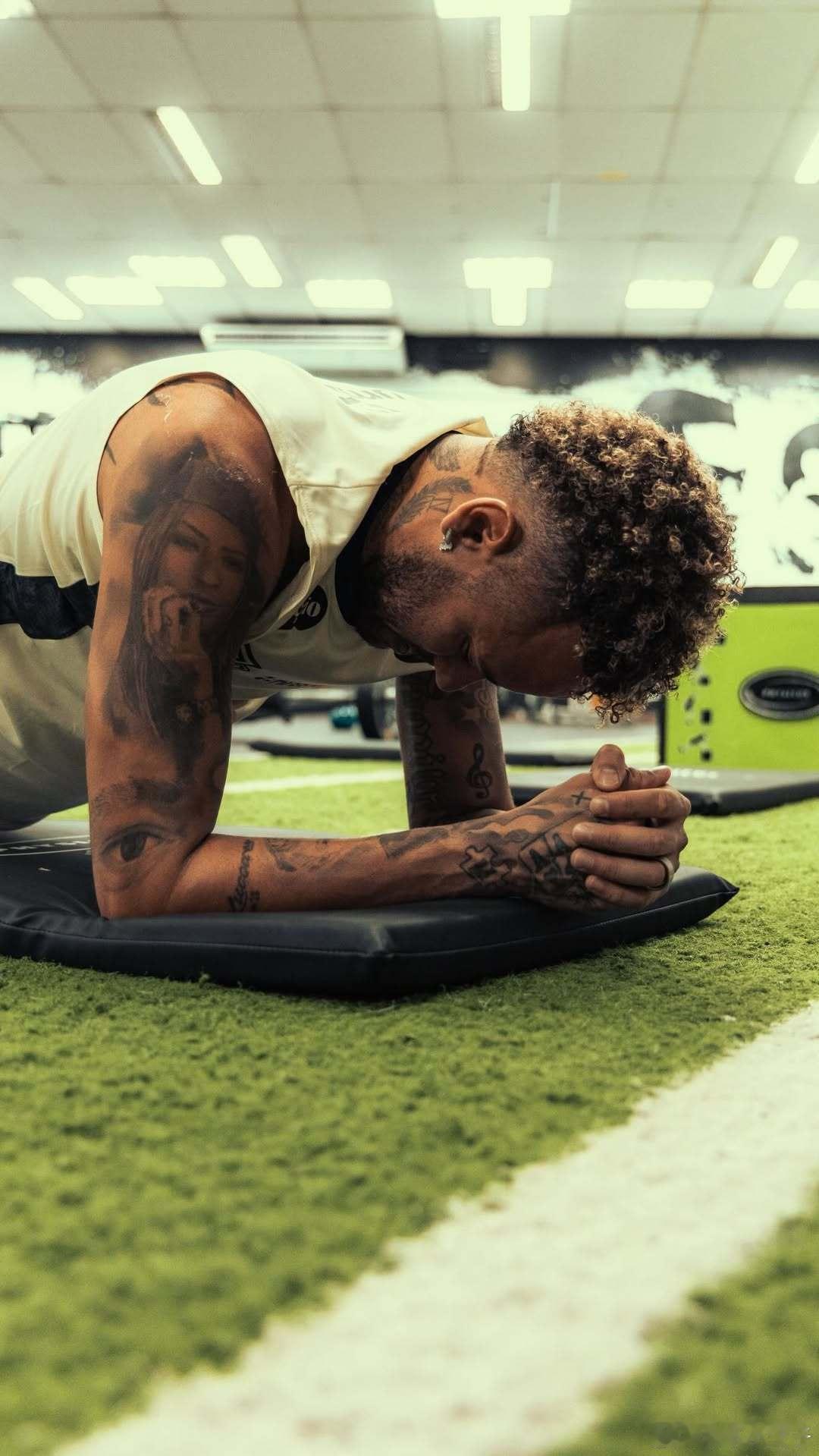 内马尔内马尔 手术后一个月膝盖上的小胶布已经拆了👏🏾👏🏾👏🏾 