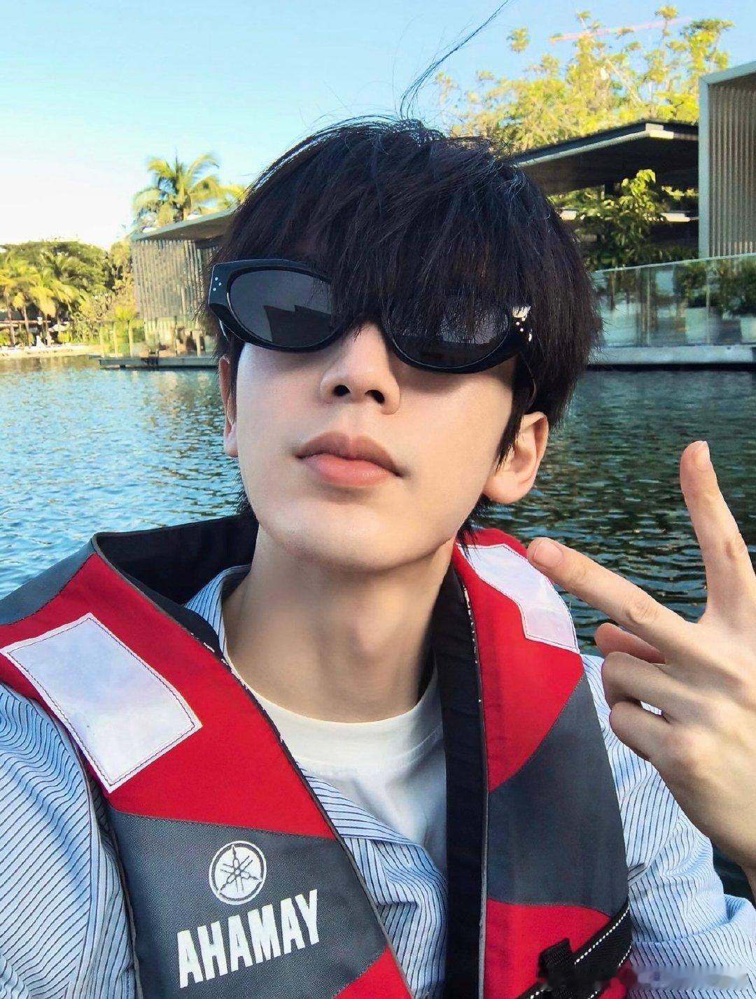 张凌赫ins更新划船照 张凌赫张凌赫ins分享了去划船的照片，蓝天白云水也清，非