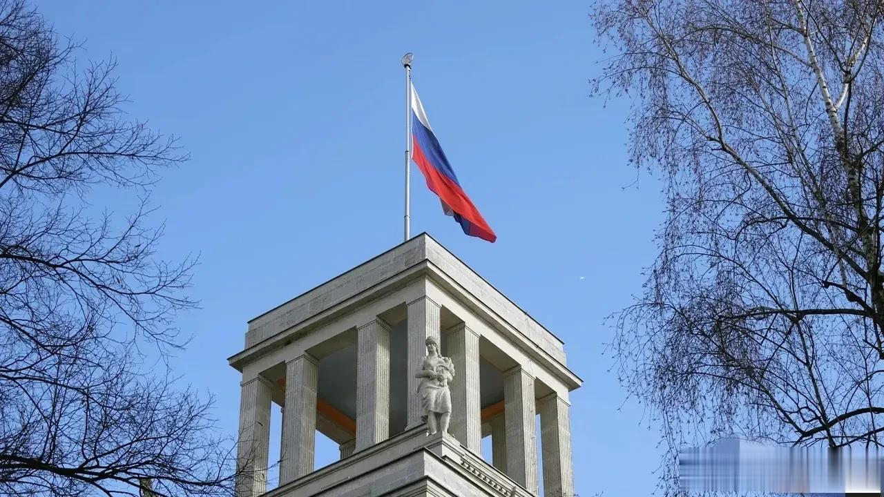 死磕俄罗斯！德国宣布驱逐20余名俄罗斯外交官。默克尔走了，德国正在走向衰落，
默