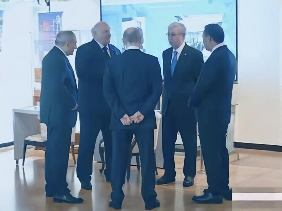 日本这波中亚战略纯属白费功夫！费劲把中亚五国请去开峰会，刚谈完经贸合作和新通道，