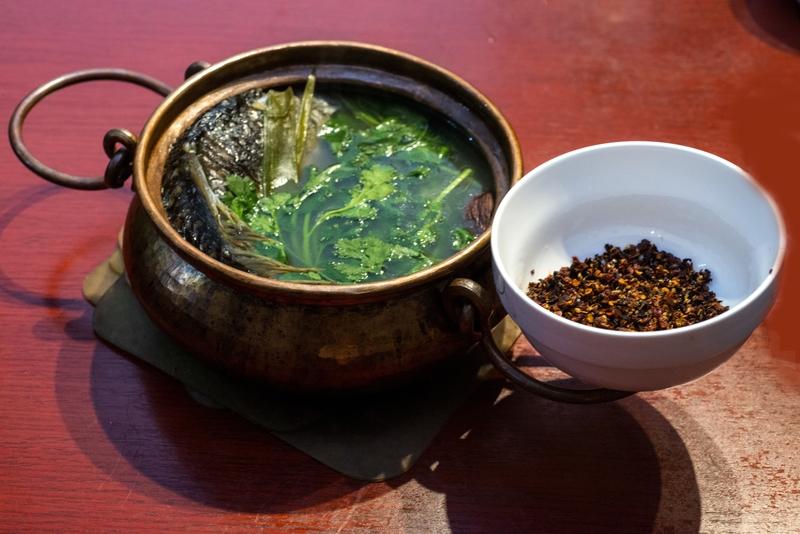 云南出名的东西可太多啦！美食方面，抚仙湖抗浪鱼肉软易化，如今价格涨到 300 多