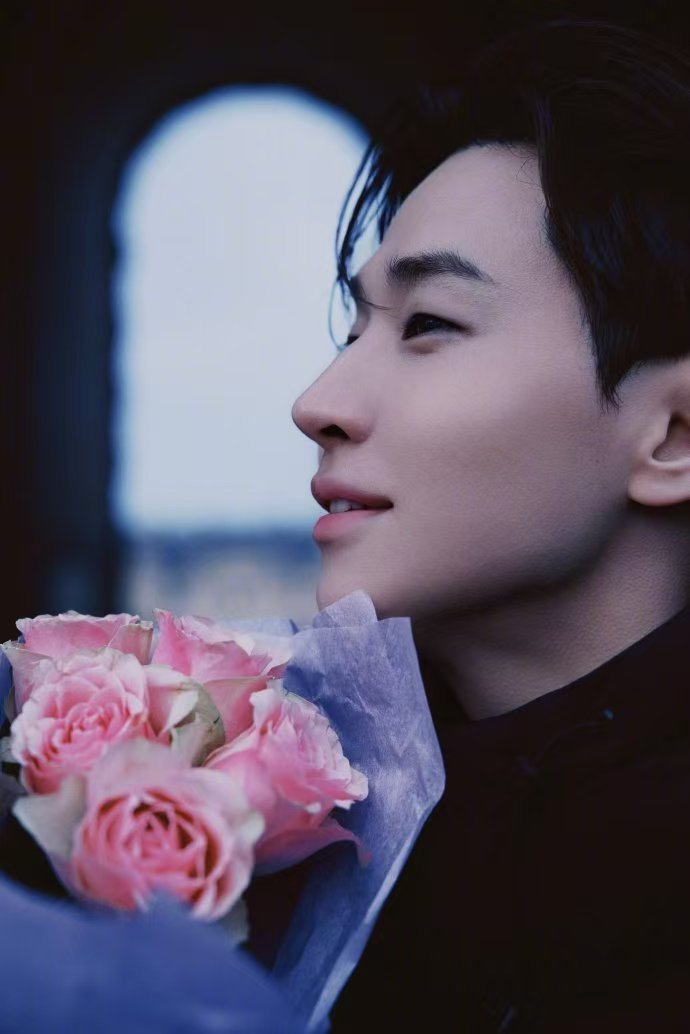 Henry10张街拍9张在插兜 瞧Henry这组街拍！10张有9张插兜，潇洒气质