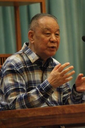 主持人，杨澜，采访作家刘心武，您要续写红楼梦，谁给您的勇气，红学大家俞伯平说过，