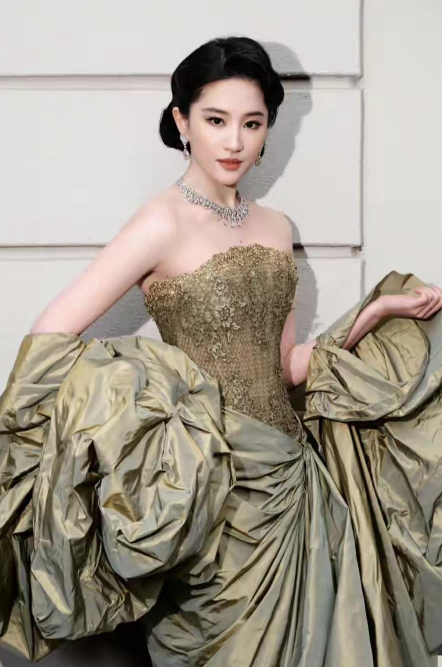 刘亦菲出道时才15岁，她演的白秀珠真养眼！

刘亦菲每次高奢出场都美得惊人，张张