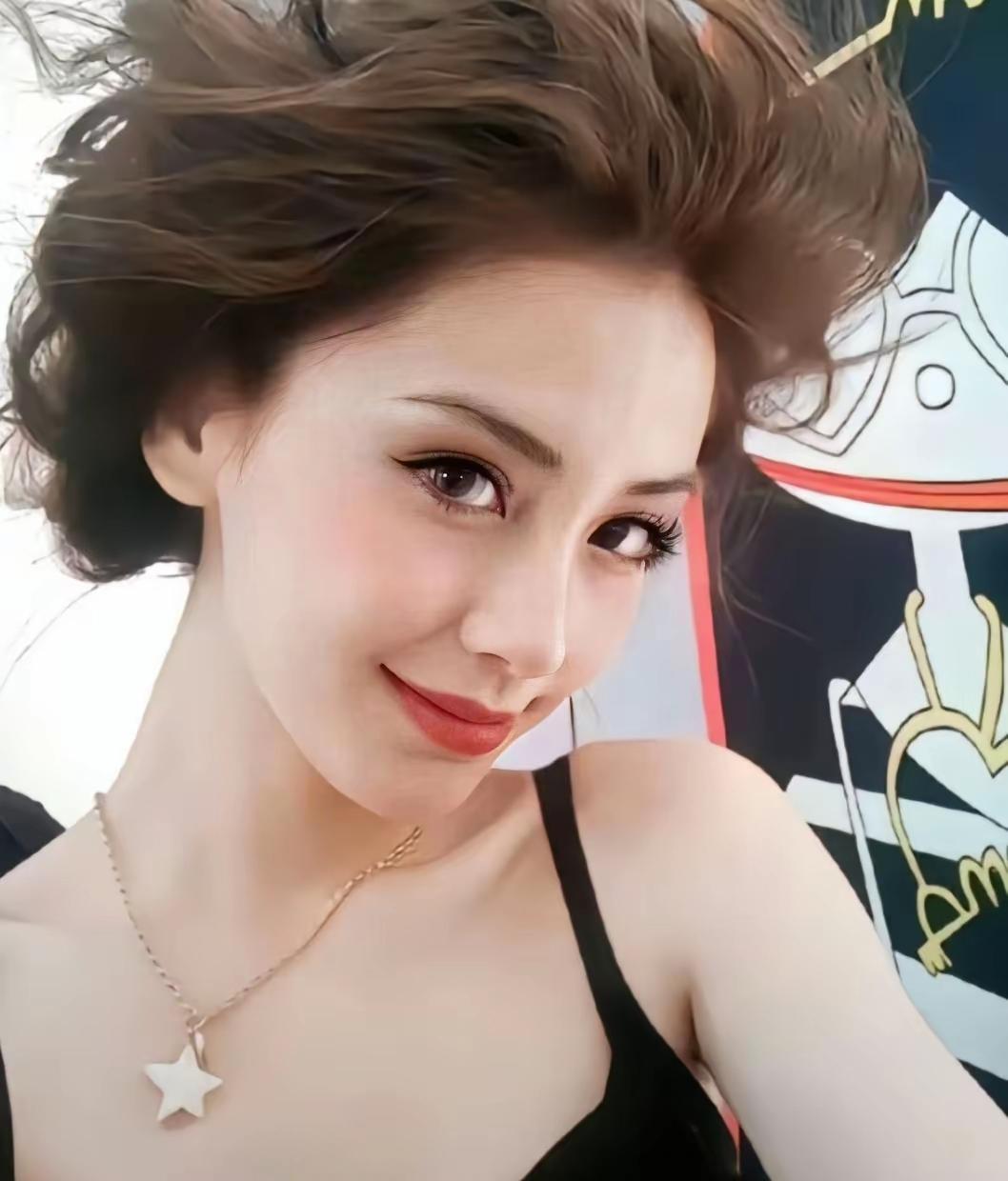杨颖
星河映笑颜，风华似当年[比心]