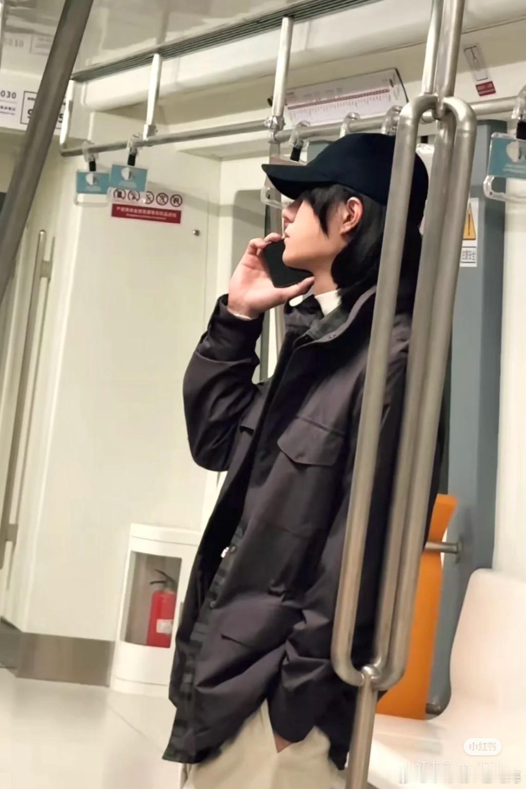 王一博地铁照，这是你们心目中的男朋友吗？ ​​​