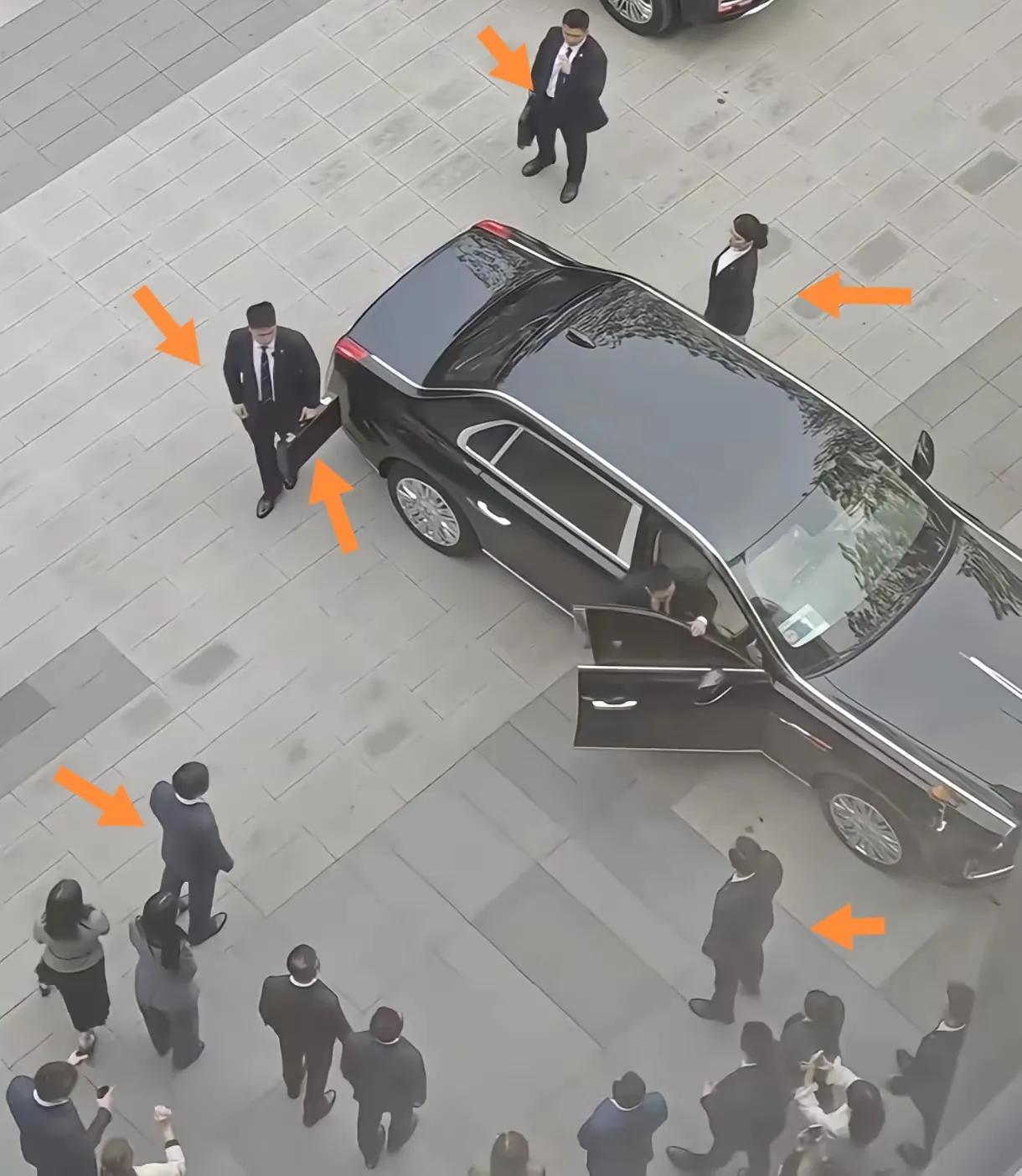 西班牙首相和夫人下车瞬间“工作人员四防”安全感满满。