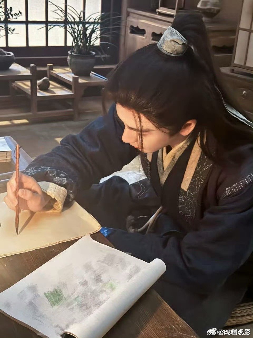 张凌赫这种帅哥演戏装脆弱最狠了 看似单薄身板藏满力量，装脆弱时眉眼含柔，动武时气