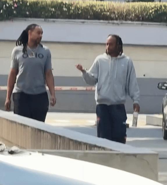 好消息！麦考尔已拆除护具，走路看起来轻松自然多了，接下来就看啥时候能参加对抗训练