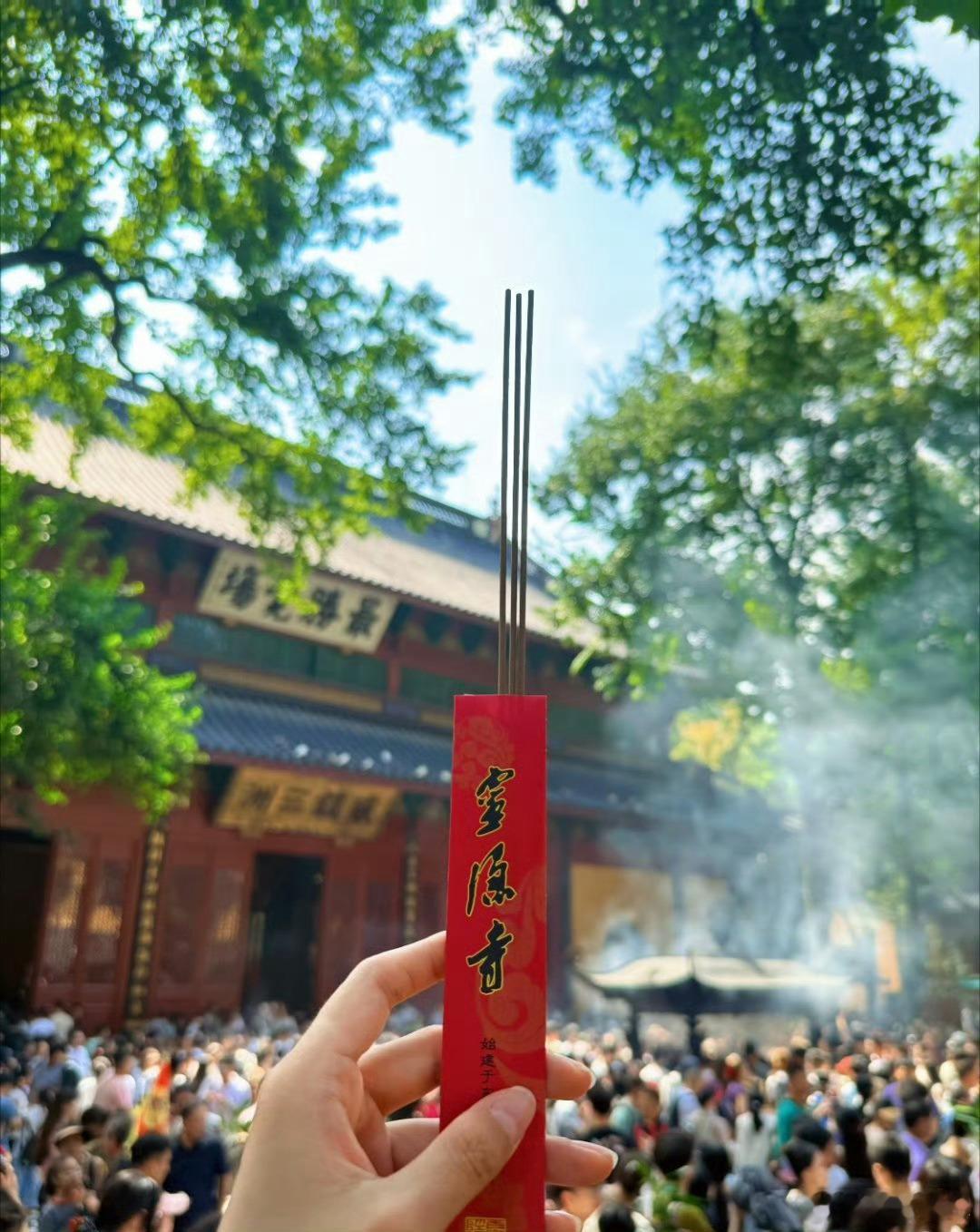 110万的带团求财还是第一次见灵隐寺惊现110万家厂商祈福 谁看了不感叹一句用心